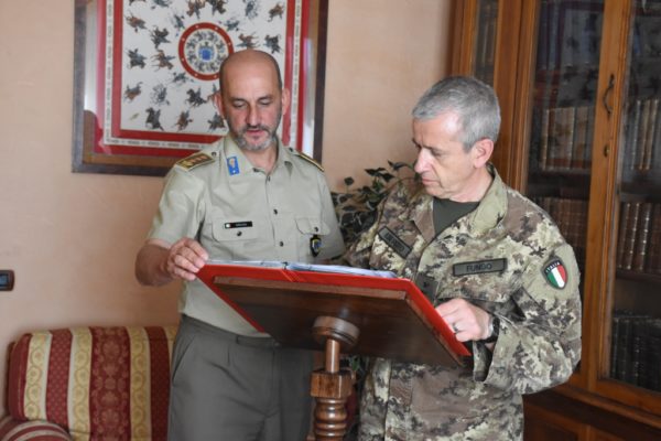 COMFORDOT Commander signing